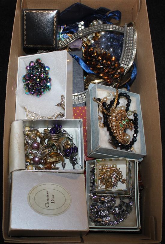 Quantity of costume jewellery